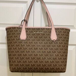 Michael Kors Blush Pink reversible, tote bag preowned excellent condition, women